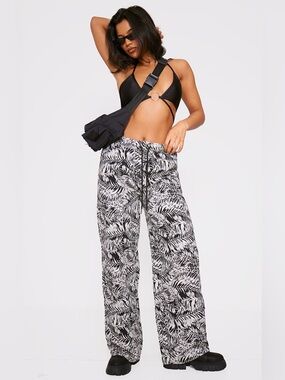 PrettyLittleThing Jacquard Wide Leg Joggers Black White Leaf Print US 4 NWT
